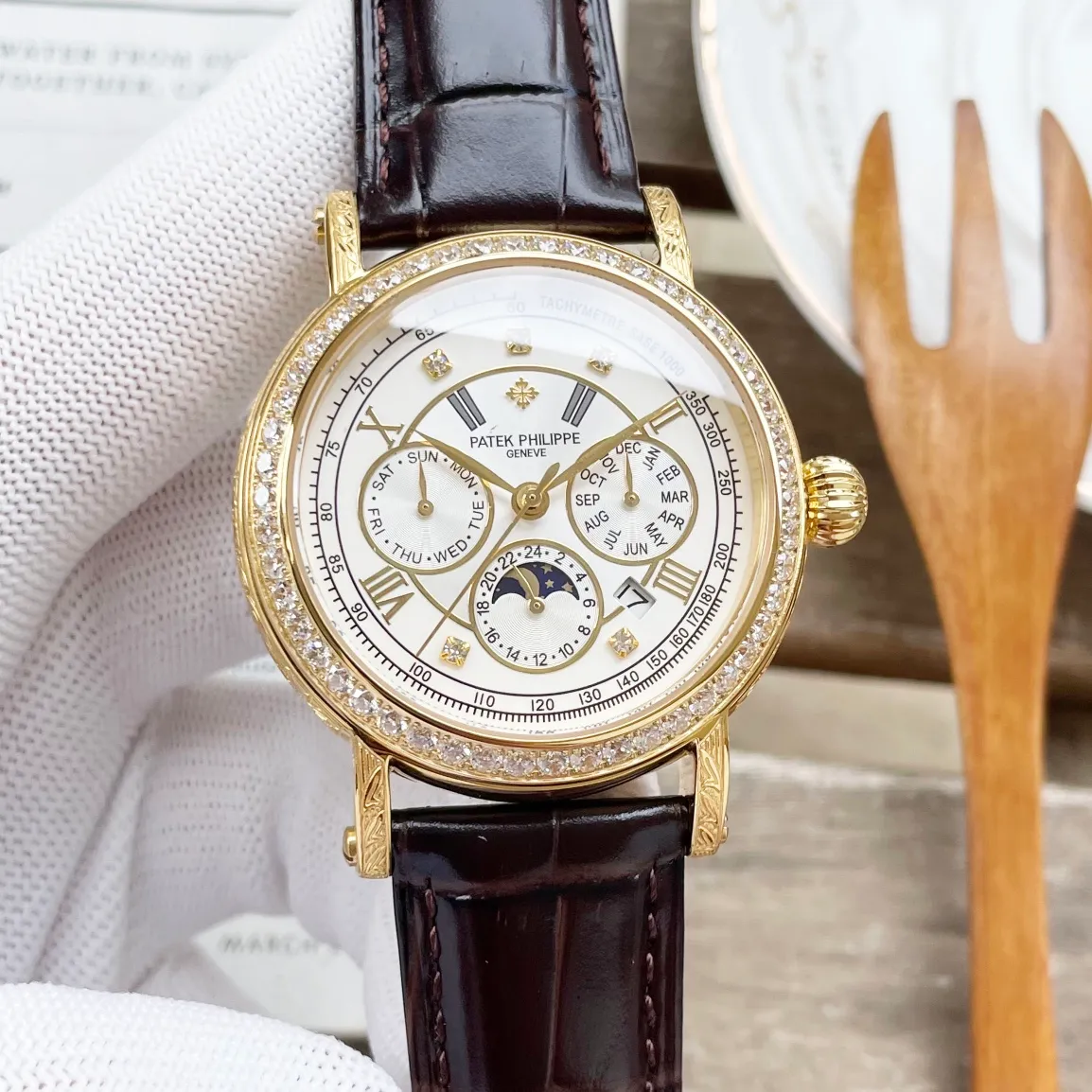 【Top Replica】💰6400! Patek Philippe's complex function series - pure handmade - carved watch - makes a stunning debut. The 42 mm diameter is suitable for the public male hand, and it is very suitable for business and leisure. The entire watch case is hand-carved with patterns, which has a strong visual impact and is unforgettable. The physical texture is more beautiful.      1⃣️With imported 9100 multi-function movement (zero repair) function (24 hours, week/star/month), this watch has a 38-48 hour power reserve. 2⃣️Imported 316L stainless steel, using 18k quality furnace vacuum plating! 3⃣️Paired with exclusive custom-made square scale cowhide strap 4⃣️Wear-resistant and scratch-resistant sapphire glass mirror! 5⃣️30-meter daily waterproof level. Patek Philippe is simple but not simple! The quality of the actual shooting is the same!